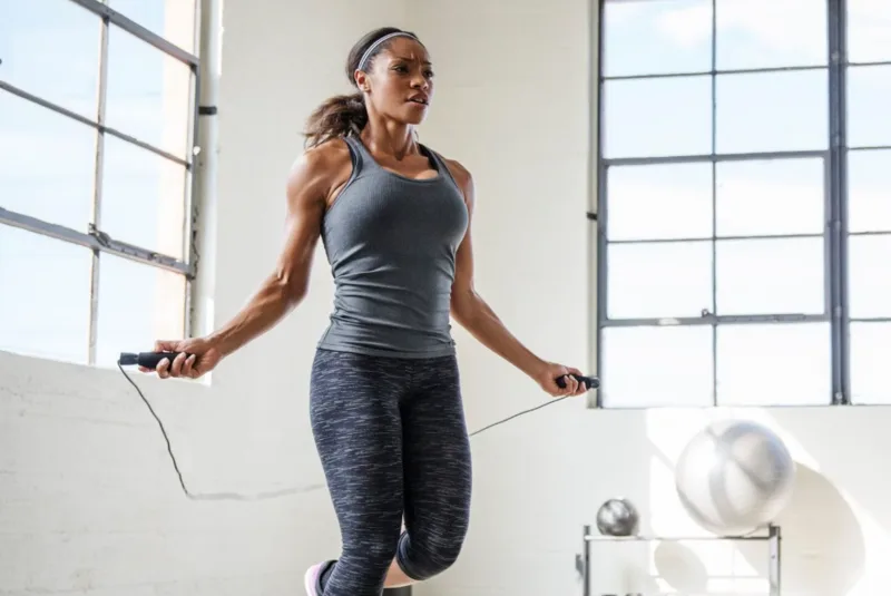 Người mới nên bắt đầu với 10-15 phút cardio nhẹ để cơ thể thích nghi, tránh đau chân và mệt quá mức.